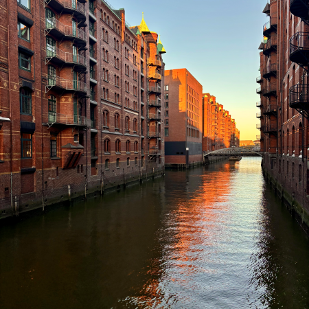 Speicherstadtfleet in Nachmittagssonne