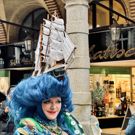 Eine Darstellerin im venezianischen Karneval