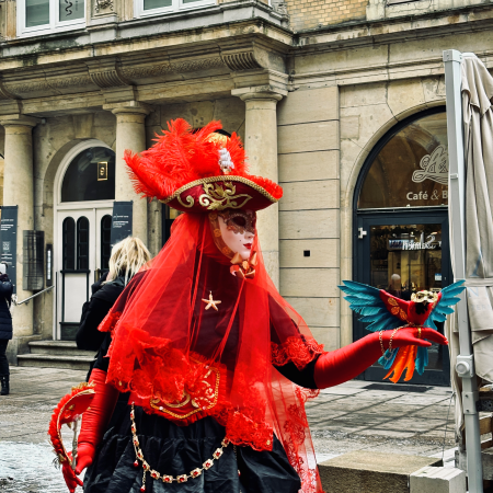 Eine Darstellerin im venezianischen Karneval