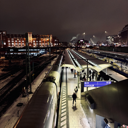 Die Zentralbibliothek und Gleise am Hauptbahnhof, bei Dunkelheit aufgenommen