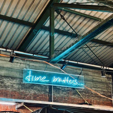 Ein Neonschild, eine Schrift: Time matters ...