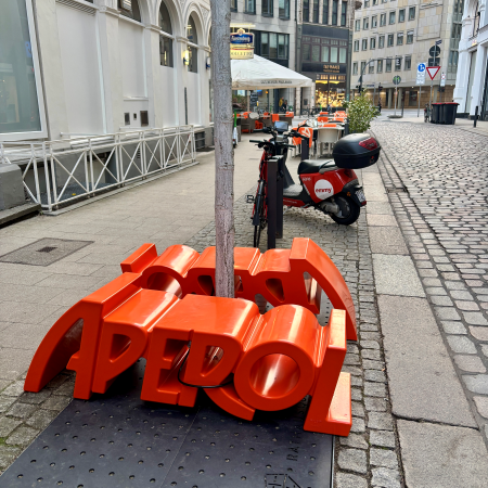 Am Straßenrand abgestellte Aperol-Werbeschilder