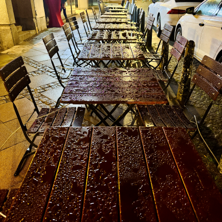 Außengastromöbel im Regen