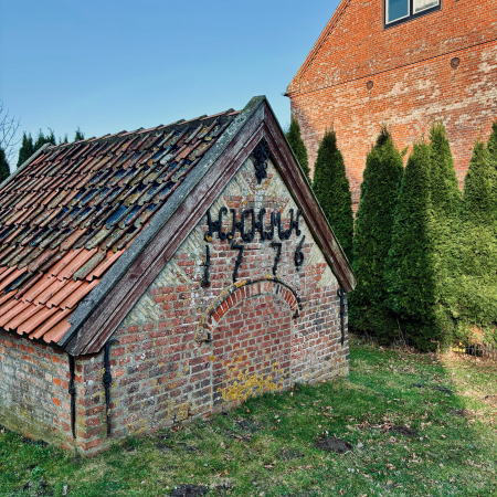 Vermutlich ein altes Backhaus in Tetenbüll