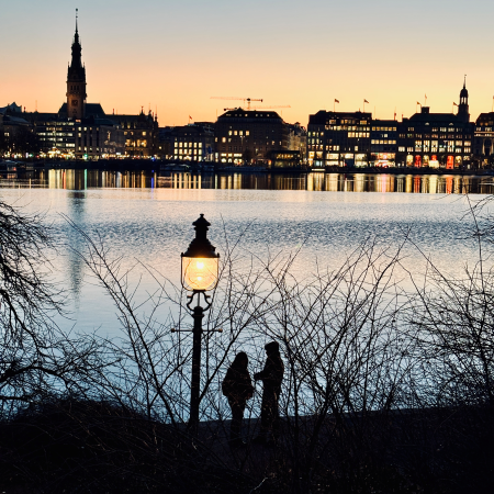 Menschen an der Binnenalster, Lombardsbrücke, bei Sonnenuntergang