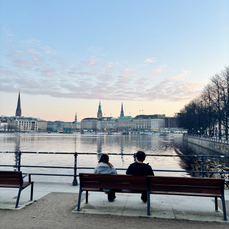 Menschen auf Bänken an der Binnenalster. Neuer Jungfernstieg