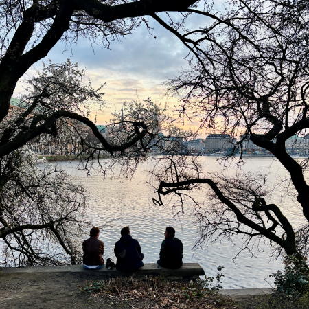 Menschen an der Binnenalster, Lombardsbrücke, kurz vor Sonnenuntergang