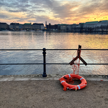 Ein Rettungsring am Ufer der Binnenalster