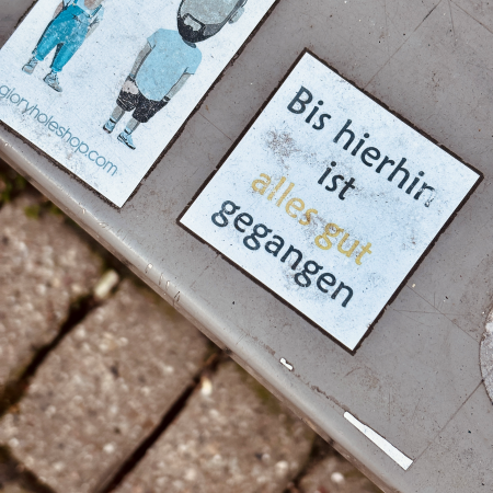 Ein Sticker: Bis hierhin ist alles gutgegangen
