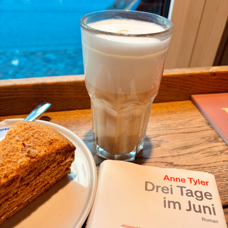 Ein Latte Macchiato, ein Stück Honigkuchen und das Buch "Drei Tage im Juni"