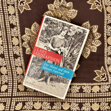 Das Buch "Der Mann auf dem bkauen Fahrrad"