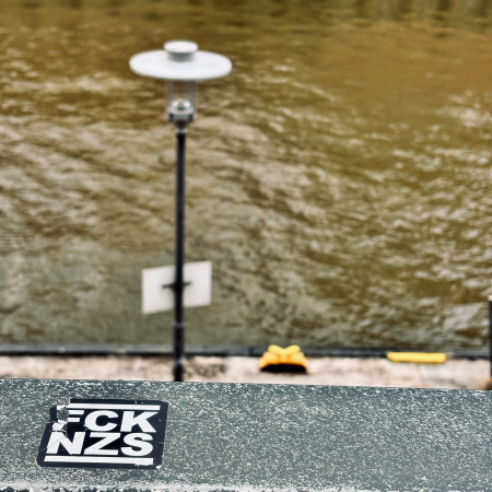 Ein Sticker an einem Brückengeländer. FCKNZS