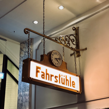 Ein historisches Schild "Fahrstühle" im Hotel Reichshof