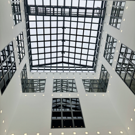Blick nach oben im Lichthof der Galerie der Gegenwart