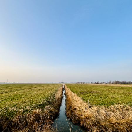 Graben zwischen Fennen am Abend