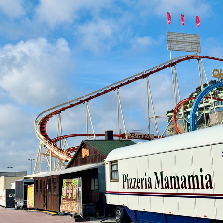 Eine Achterbahn auf dem Hamburger Dom