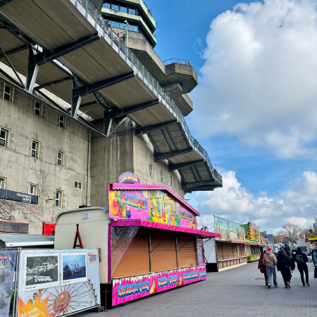 Dom-Buden vor dem Bunker auf dem Heiligengeistfeld