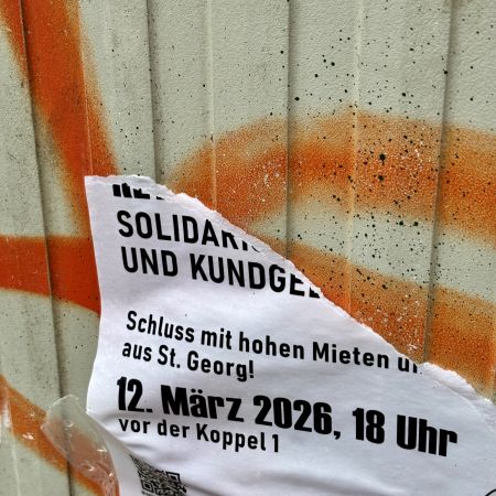 Ein abgerissenes Plakat, man kann noch erkennen, dass es um eine Demo gegen hohe Mieten ging