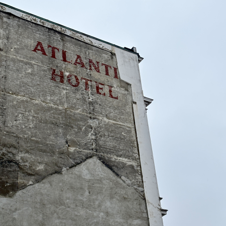 Die alte Beschriftung "Hotel Atlantic" an einer Mauer, die erst nach dem Abriss der Nachbarhäuser wieder freilag