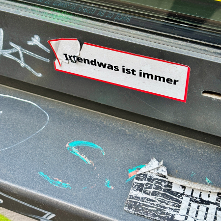 Ein Sticker mit Text: Irgendwas ist immer