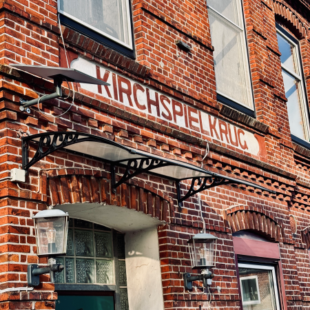 Die alte Front des Kirchspielkrugs in Tetenbüll