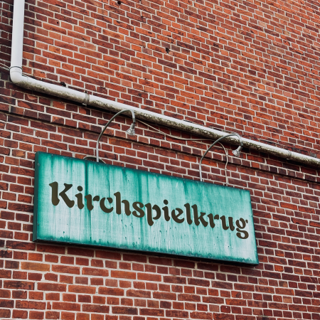 Ein altes Schild "Kirchspielkrug"