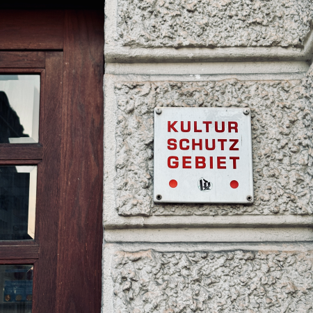 Die Plakette "Kulturschutzgebiet" am Schauspielhaus