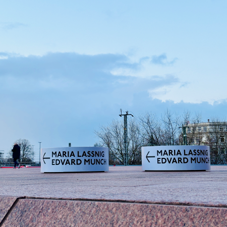 Hinweisschilder zur Ausstellung Lassnig Munch