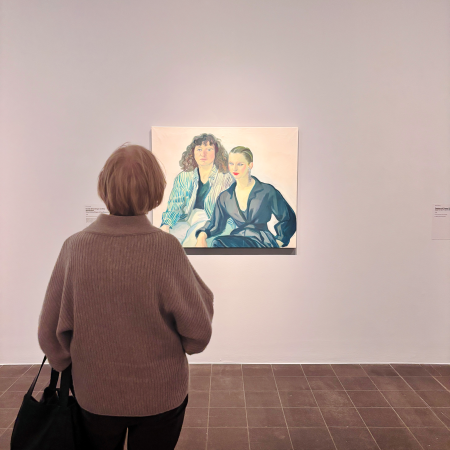 Ein Lassning-Bild in der aktuellen Ausstellung, eine Besucherin davor