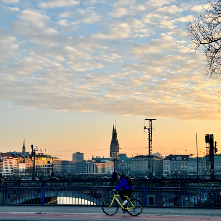 Blick von der Kennedy- auf die Lombardsbrücke, im Hintergrund das Rathaus