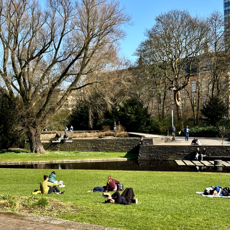 Menschen auf dem Rasen in Planten un Blomen