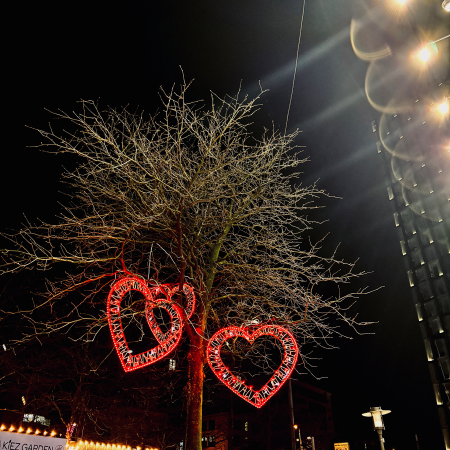 Leuchtende Herzchendekoration auf der Reeperbahn in der Nacht
