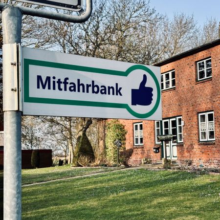 Ein Schild "Mitfahrbank" in Tetenbüll
