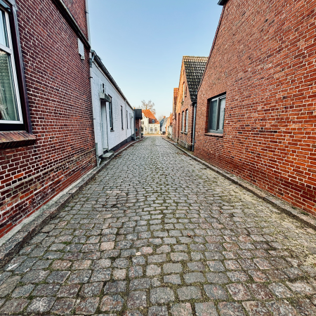 Eine menschenleere Straße in Tetenbüll
