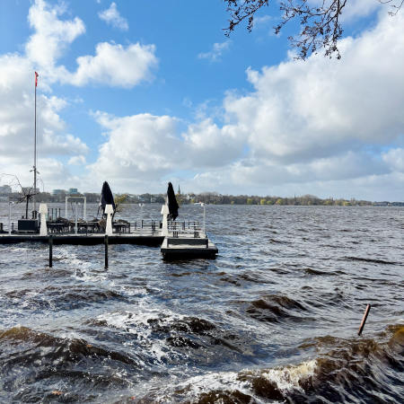 Wellengang bei Sturm auf der Außenalster