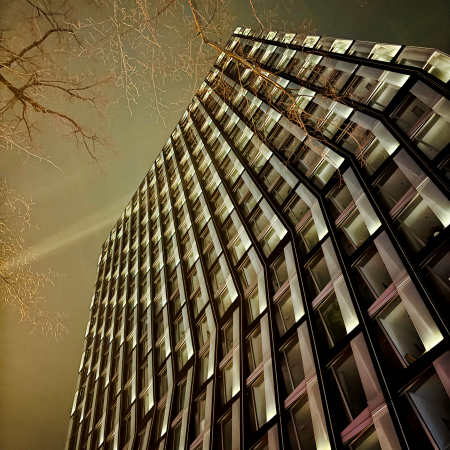 Die Tanzenden Türme auf der Reeperbahn bei Nacht