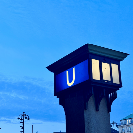 Das historische "U"-Schild als Hinweis zur U-Bahn am Rathaus