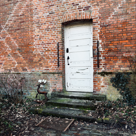 Eine Tür an einem alten Haus in Tetenbüll