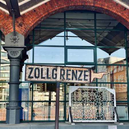 Ein historisches Hinweisschild zur "Zollgrenze" im Hamburger Zollmuseum