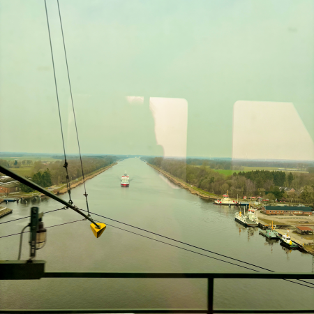 Blick aus dem Zug auf den Nord-Ostsee-Kanal