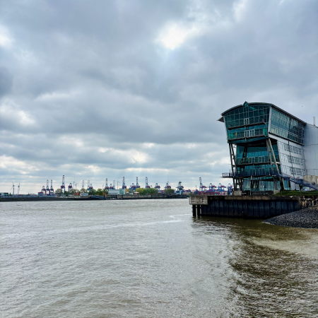 Das alte Fährterminal an der Elbe