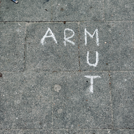 Kreideschrift auf dem Pflaster: Armut