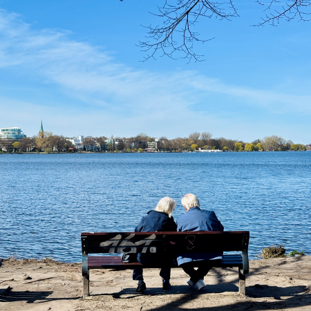 Menschen auf einer Bank an der Außenalster