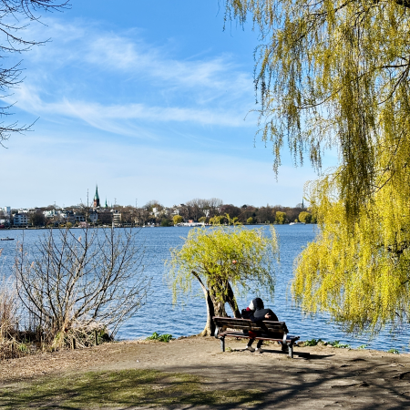 Ein Paar auf einer Bank am Ufer der Außenalster