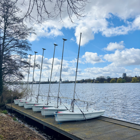 Segelboote auf einem Steg an der Außenalster