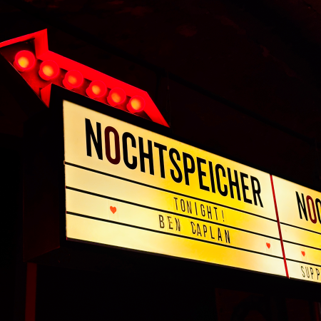 Hinweisschild zum Auftritt von Ben Caplan im Nochtspeicher