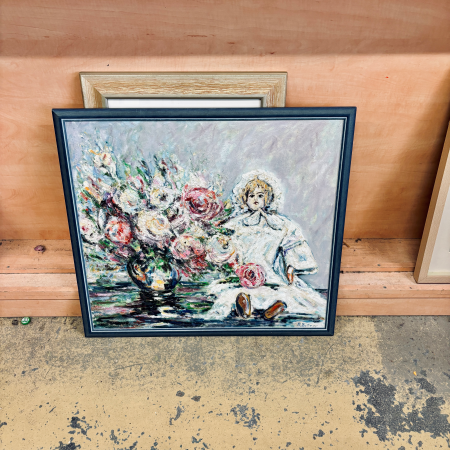 Ein schlechtes Ölbild, eine Puppe neben einem Blumenstrauß darstellend