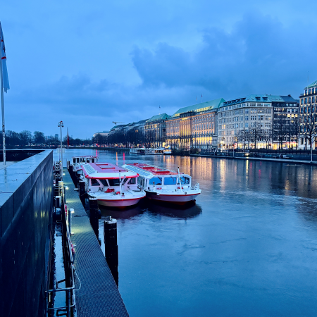 Der Anleger am Jungfernstieg mit Booten der weißen Flotte