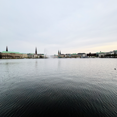 Blick über die Binnenalster Richtung Rathaus im Weitwinkel