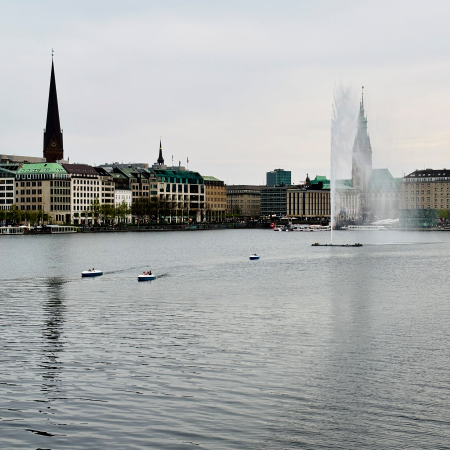 Blick über die Binnenalster mit Fontäne Richtung Rathaus